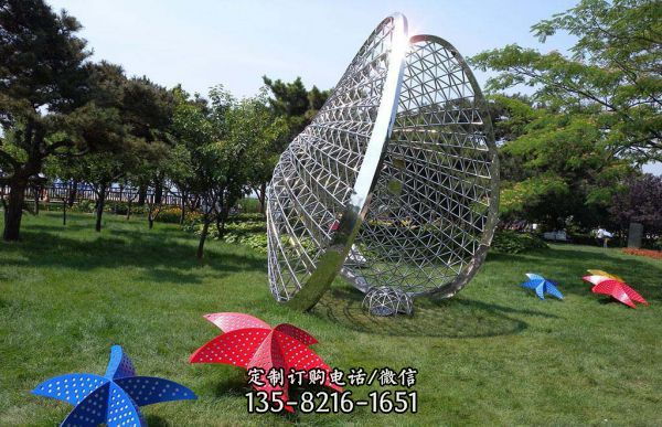 草地上摆放的五颜六色的玻璃钢喷漆海星雕塑