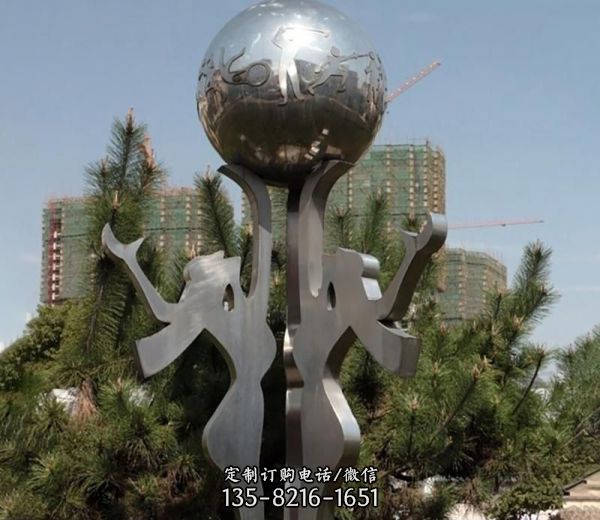 公园广场抽象女人托举镂空球雕塑