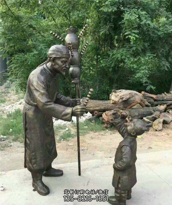 糖葫芦游乐园铜雕是一尊园林景观雕塑，表现了小孩买糖…
