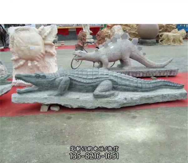 生命之灵：青石制作的爬行鳄鱼雕塑