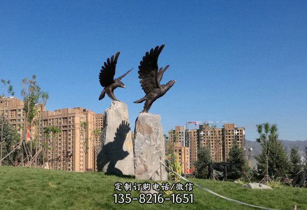 户外园林两只飞翔的树脂老鹰雕塑