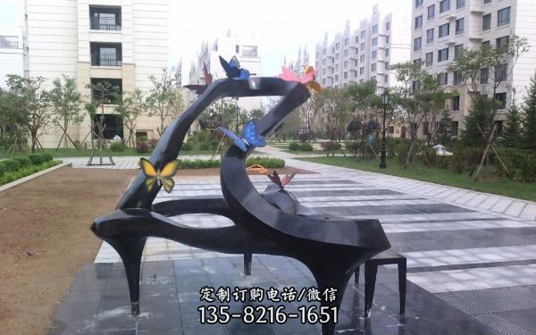 城市街道多只蝴蝶停留在钢琴上的不锈钢钢琴雕塑