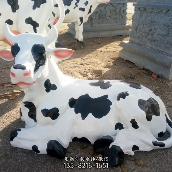 惬意休息——玻璃钢雕塑牛
