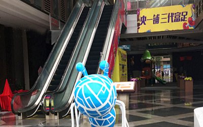 蓝色玻璃钢蚂蚁—商业街户外彩绘穿衣雕塑