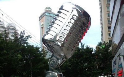 城市户外不锈钢镜面话筒雕塑是一种新型的城市雕塑，它…
