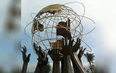 让地球仪雕塑在众人的手中升起——街边地球仪雕塑
