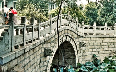 宁静青砖塘桥是一座位于荷花池塘旁的桥梁，以大理石砖…