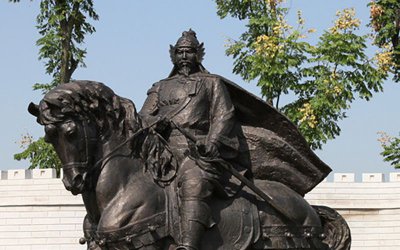 古典铸铜将军骑马雕像
