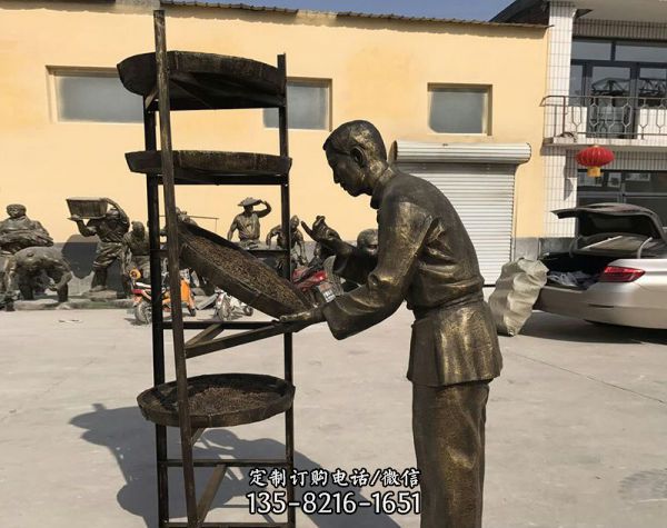 工厂晾晒茶叶的人物铜雕茶雕塑