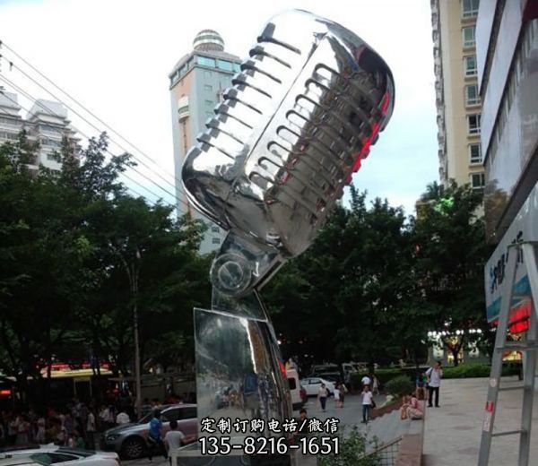 城市户外不锈钢镜面话筒雕塑是一种新型的城市雕塑，它…