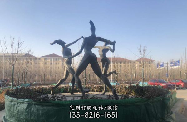 商场户外广场摆放三人跳舞抽象铜雕塑