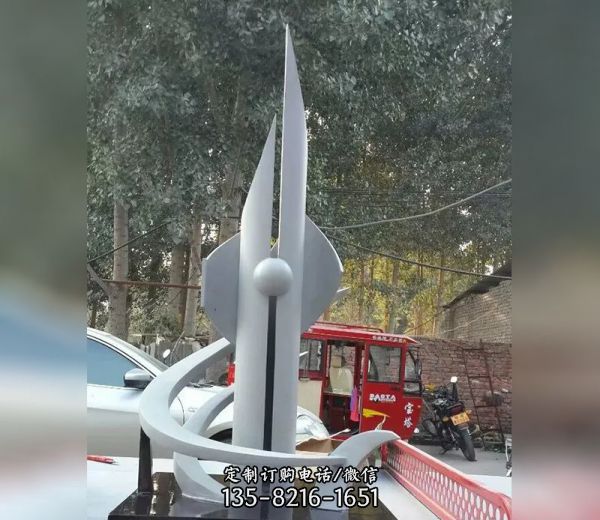 公园里摆放的玻璃钢创意火箭雕塑
