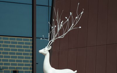 玻璃钢白色行走的鹿雕塑