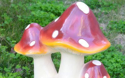 多彩蘑菇雕塑是一个创新的装饰艺术作品，拥有多种不同…