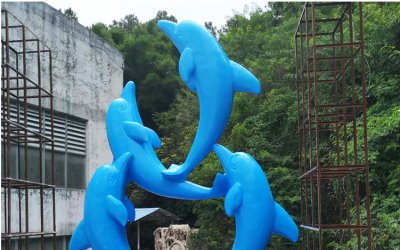 海豚智慧之舞是一件令人驻足观赏的出色雕塑作品，位于…