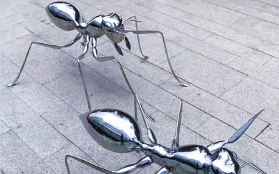 展现友善互动的爬行小号——白钢玻璃钢蚂蚁雕塑