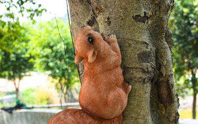 “爬树的松鼠”——精美的玻璃钢雕塑