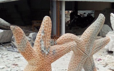 街道边摆放的手拉手花岗岩石雕创意海星雕塑，以海星为…