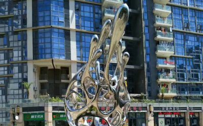　　“落日火龙果”雕塑是一件由不锈钢制作而成的抽象…