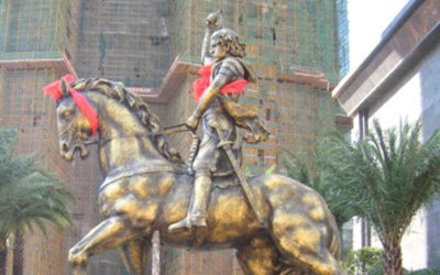 军马雕塑是西方士兵骑马雕塑，它位于广场上，是一件具…