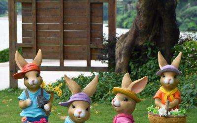 “可爱兔子：户外草坪玻璃钢彩绘花盆雕塑”