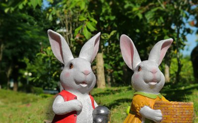 森林中双兔这件雕塑作品，以忙碌的玻璃钢兔子为主题，…