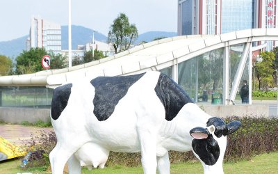 這只莊重的牛雕塑位于一個(gè)小小的街道上，隨處可見(jiàn)，端…