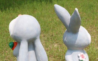 白色玻璃钢兔子雕塑，为您的园林增添浪漫气息