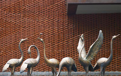 “绚丽仙鹤”是一尊由不锈钢仿铜打造的仙鹤雕塑，它可…