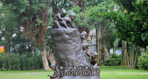 公园爬树桩的娃娃小品铜雕