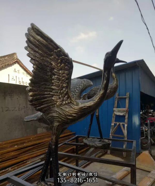 不锈钢仿铜雕仙鹤是一种雕塑装饰品，采用优质的不锈钢…