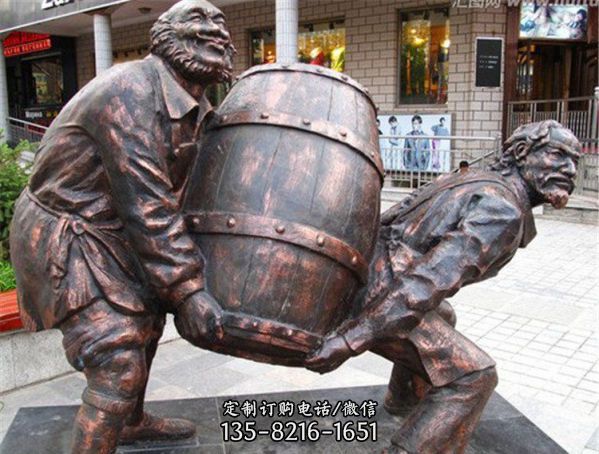 广场景区铜雕两个人抬酒桶的酒文化雕塑