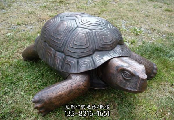 灵动的乌龟：情感丰富的户外玻璃钢浮雕草坪雕塑
