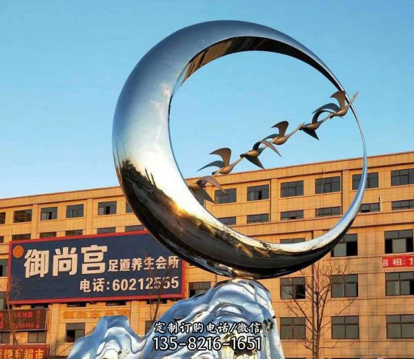 载贺之夜大雁雕塑位于中国城市建筑中，是一件具有代表…