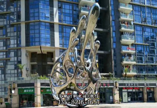 　　“落日火龙果”雕塑是一件由不锈钢制作而成的抽象…