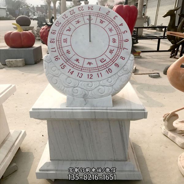 景区古代雕塑日晷是一种以古代日晷为原型雕刻而成的石…