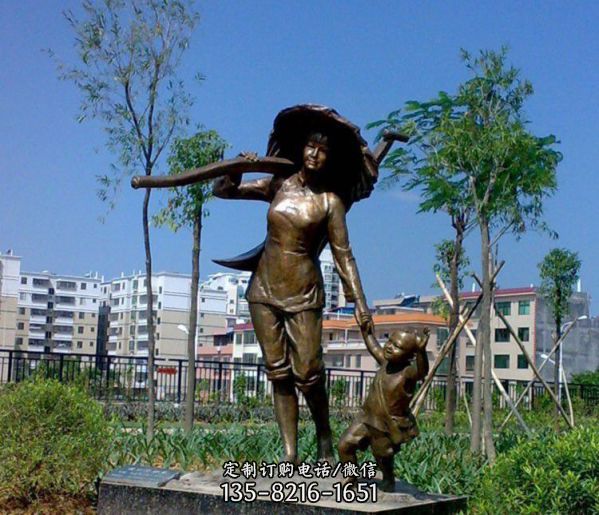 爱心农妇是一件由玻璃钢材料制作的雕塑，它可以摆放在…