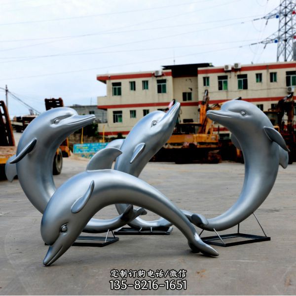 动物园四只姿态各异的不锈钢海豚雕塑