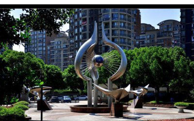 城市花园广场的“折射创意之羽”雕塑，以其独特的创意…
