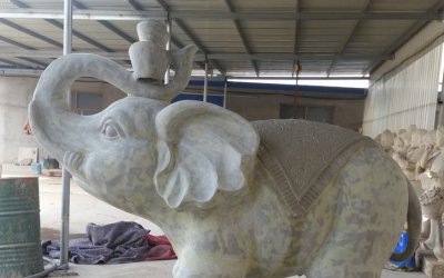 大理石石雕大象雕塑是一个可以放置在户外景区的非常具…