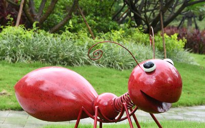 红色抬尾玻璃钢蚂蚁雕塑