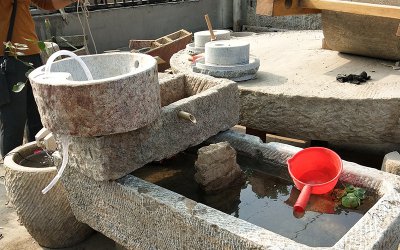 古建筑老石槽老石磨改装创意流水鱼缸流水景观石雕是一…