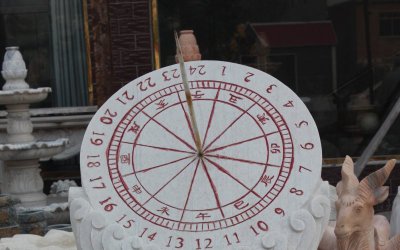 汉白玉晷日雕塑，是一种以汉白玉为材料，以日晷形态雕…