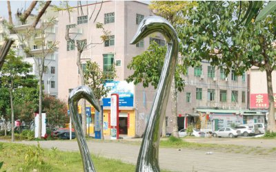 公园不锈钢镜面抽象个性天鹅雕塑是一个抽象雕塑，它由…