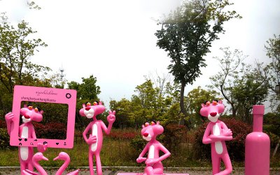 粉红豹：公园卡通创意个性玻璃钢雕塑