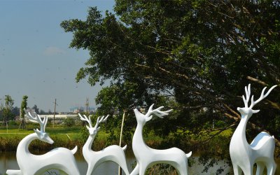 海湾绿洲中的梅花鹿雕塑
