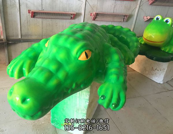 精美玻璃钢卡通鳄鱼雕塑：汇聚欢乐动物乐园