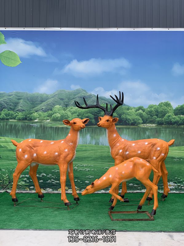 艳丽多彩的户外景区玻璃钢彩绘三只梅花鹿雕塑
