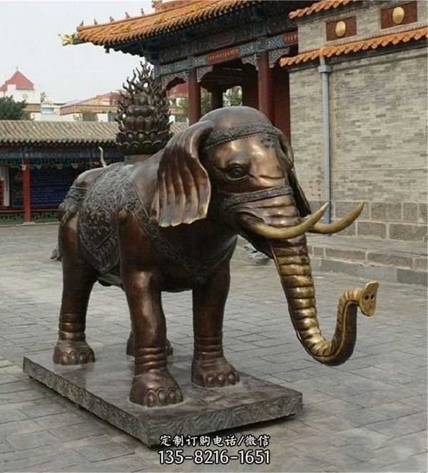 这款精美的铜雕大象，它闪耀着金黄色的光芒，仿佛是神…