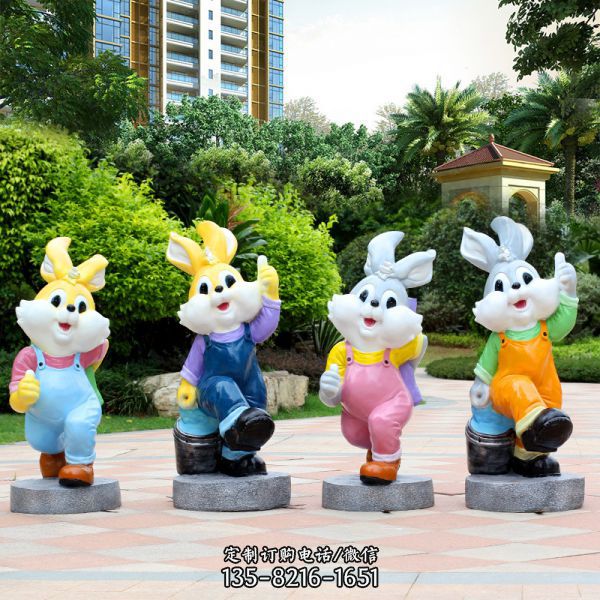 小区四只颜色不一的树脂兔子雕塑